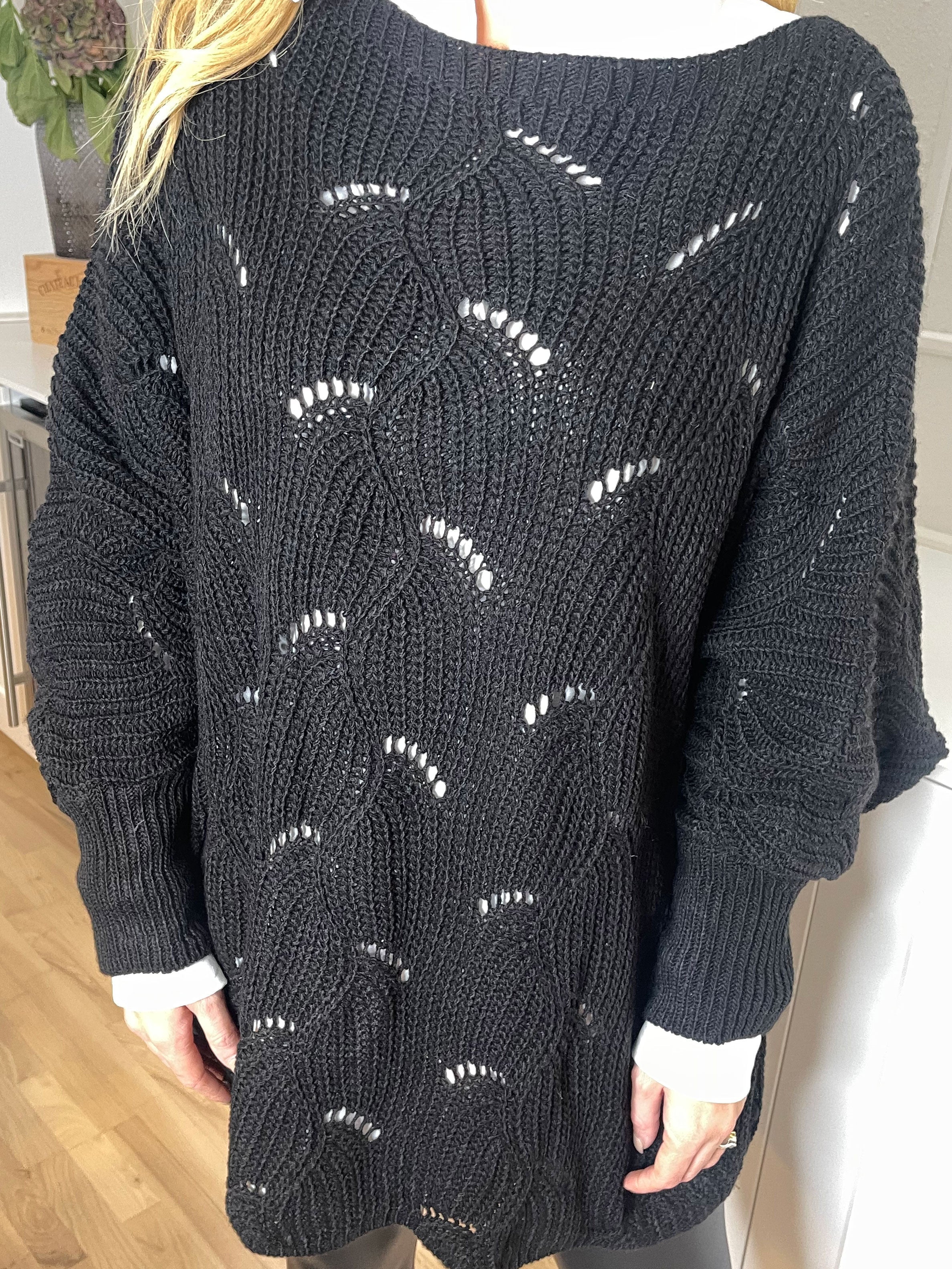 Manja - Stickad blus med hålmönster